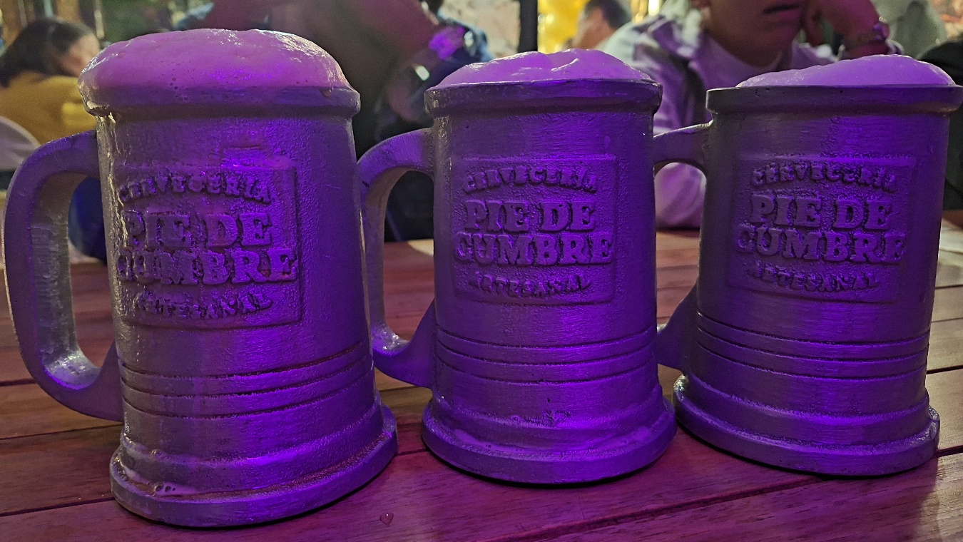 Imagen que contiene taza, tabla, morado, pastelDescripción generada automáticamente