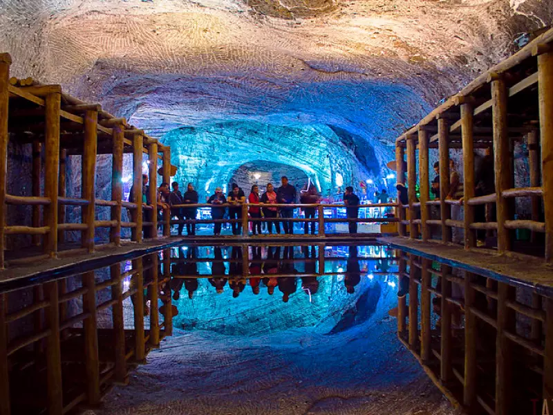 Espejo de agua en Catedral de Sal